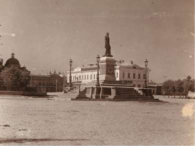 Памятник Александру I на главной городской площади