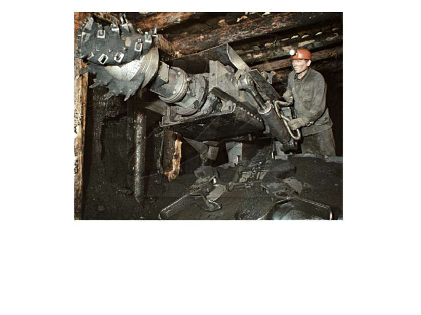 На какой глубине работают шахтеры, если в шахте барометр показывает 94000 Па ...