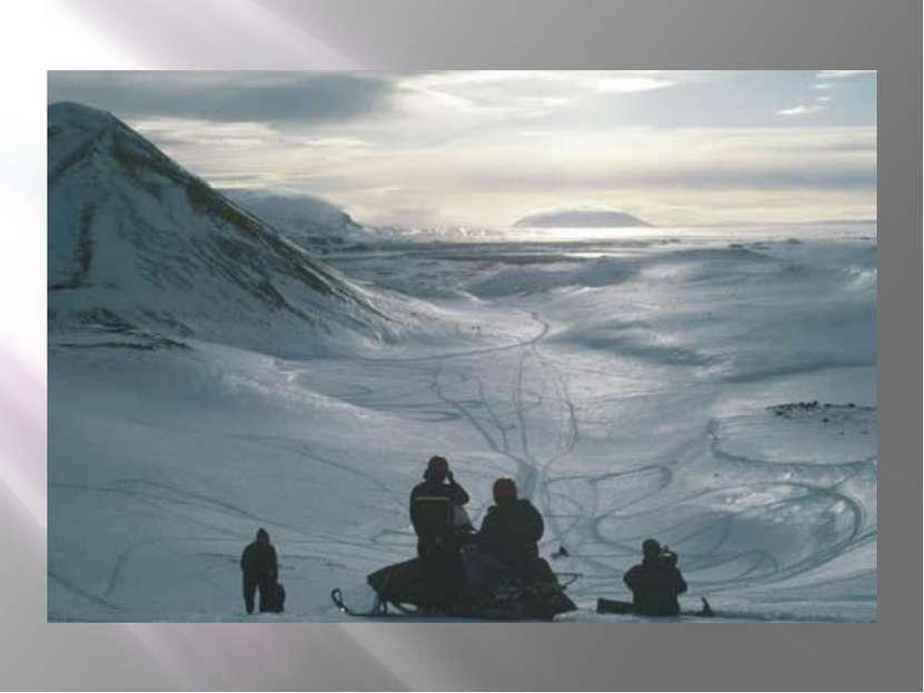 Самая крупная из ледниковых шапок, Ватнайёкуль площадью 8300 кв. км, располож...
