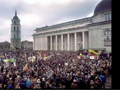 Литовцы с флагами в центре Вильнюса 10 января 1990 года во время демонстрации...