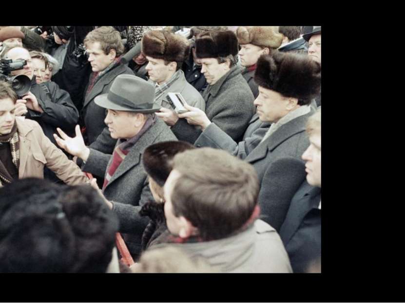 Михаил Горбачев в оживленном разговоре с жителями Вильнюса 11 января 1990 год...