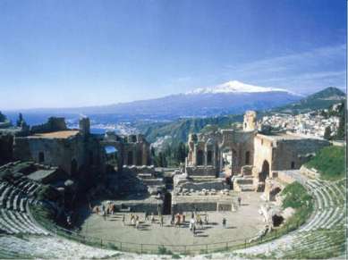 Античный  театр  вмещал  огромное  количество зрителей (Афинский  театр, до 1...